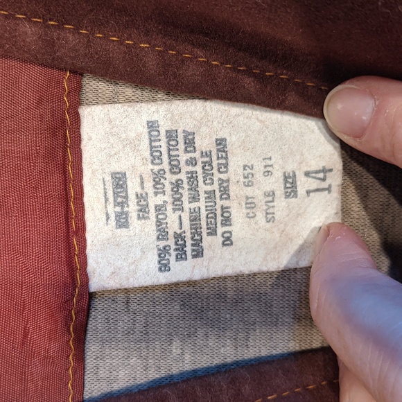 Vintage 60's faux suede vest with brass clasp closure - Picture 4 of 7